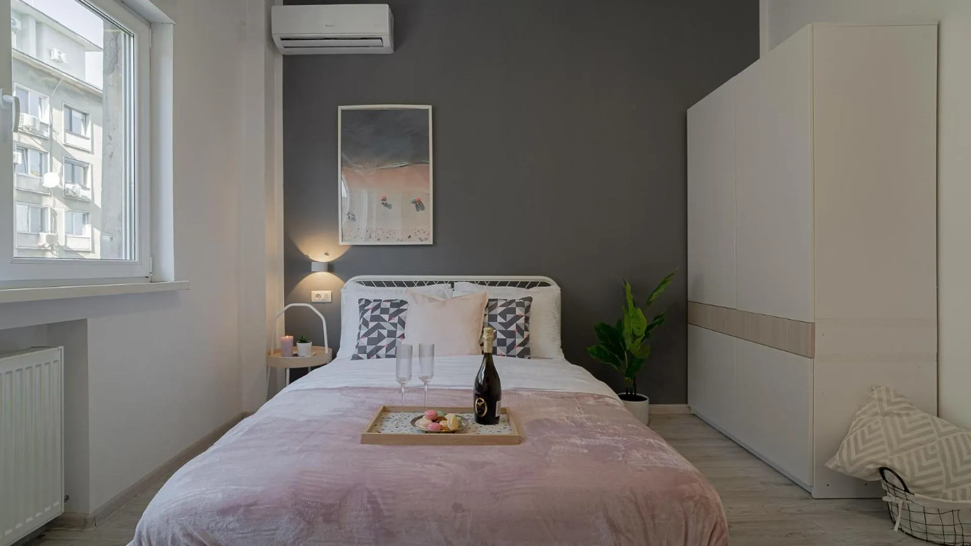 Apartment Stylish 2Br In Piata Universitatii, Steps To Cismigiu Park Bucharest