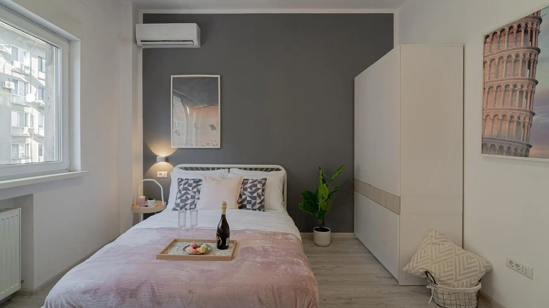 Apartment Stylish 2Br In Piata Universitatii, Steps To Cismigiu Park Bucharest