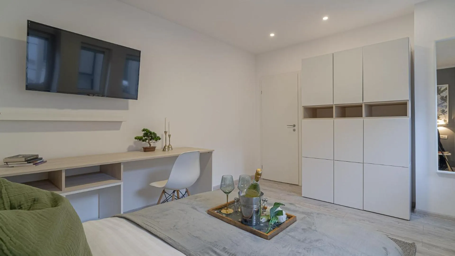 Stylish 2Br In Piata Universitatii, Steps To Cismigiu Park Bucharest Apartment