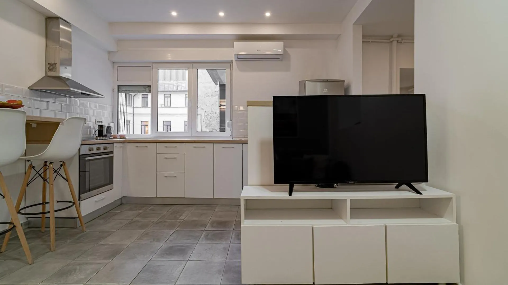 Stylish 2Br In Piata Universitatii, Steps To Cismigiu Park Bucharest Apartment