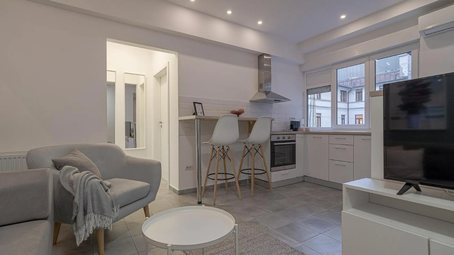 Stylish 2Br In Piata Universitatii, Steps To Cismigiu Park Bucharest