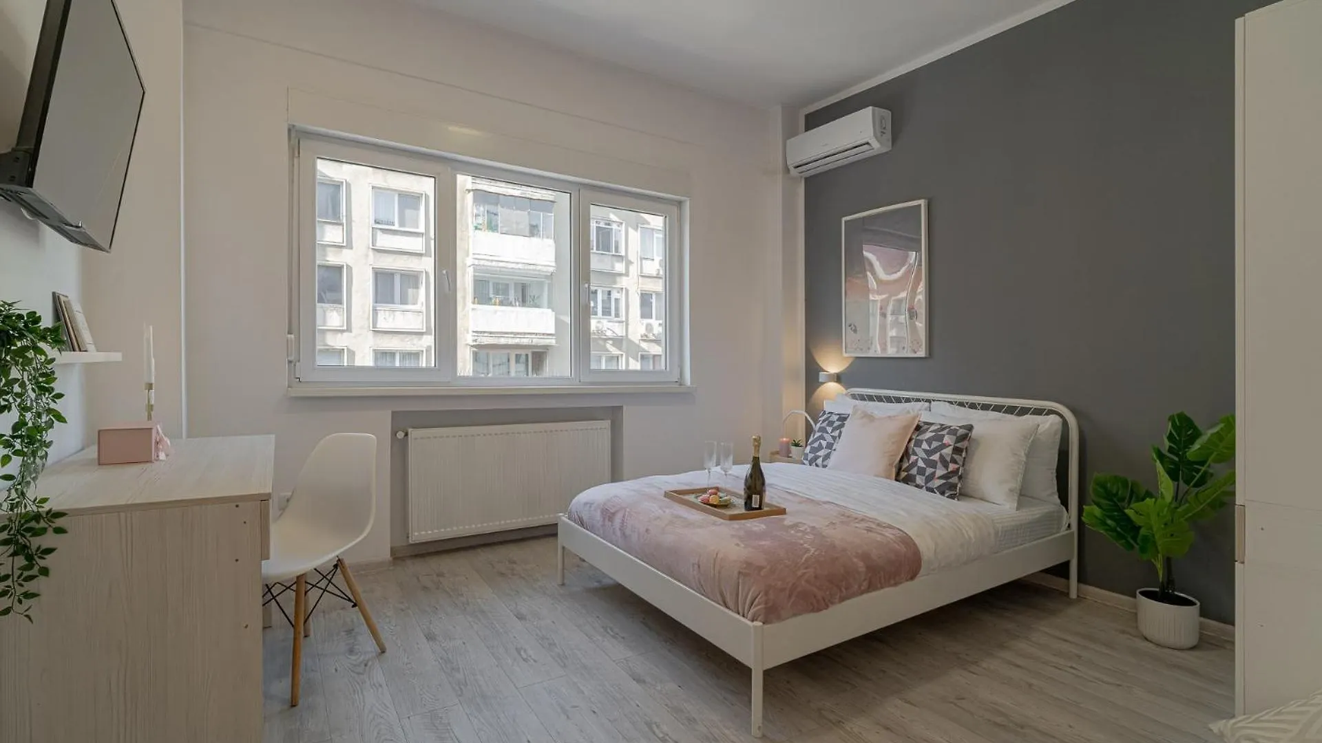Stylish 2Br In Piata Universitatii, Steps To Cismigiu Park Bucharest Apartment