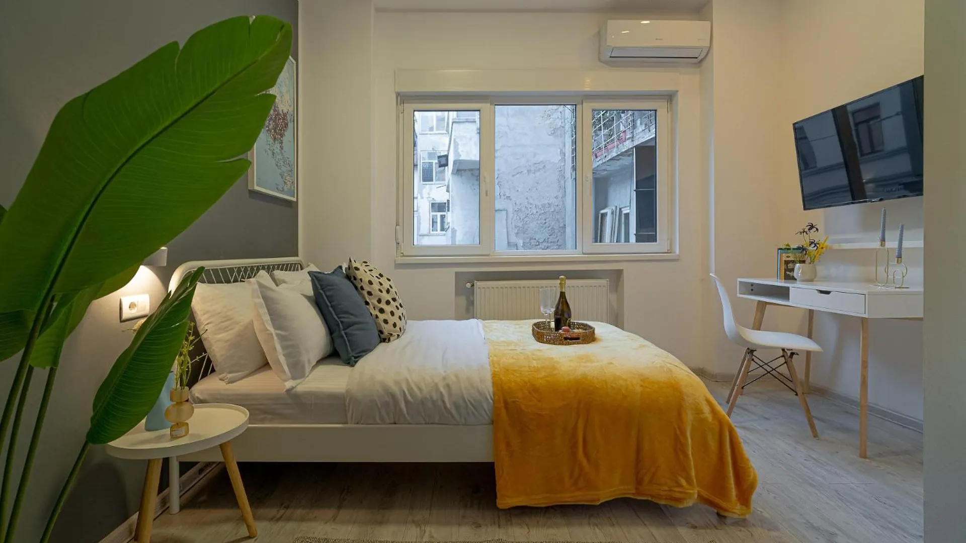 Apartment Stylish 2Br In Piata Universitatii, Steps To Cismigiu Park Bucharest Romania