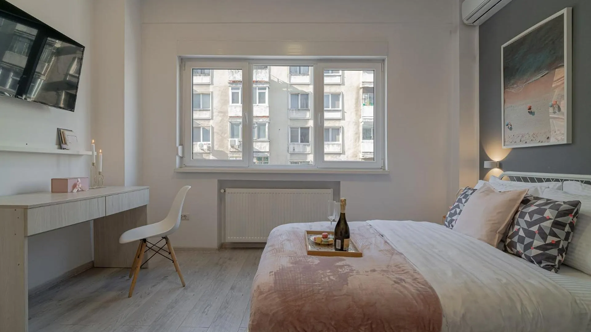 Stylish 2Br In Piata Universitatii, Steps To Cismigiu Park Bucharest Romania